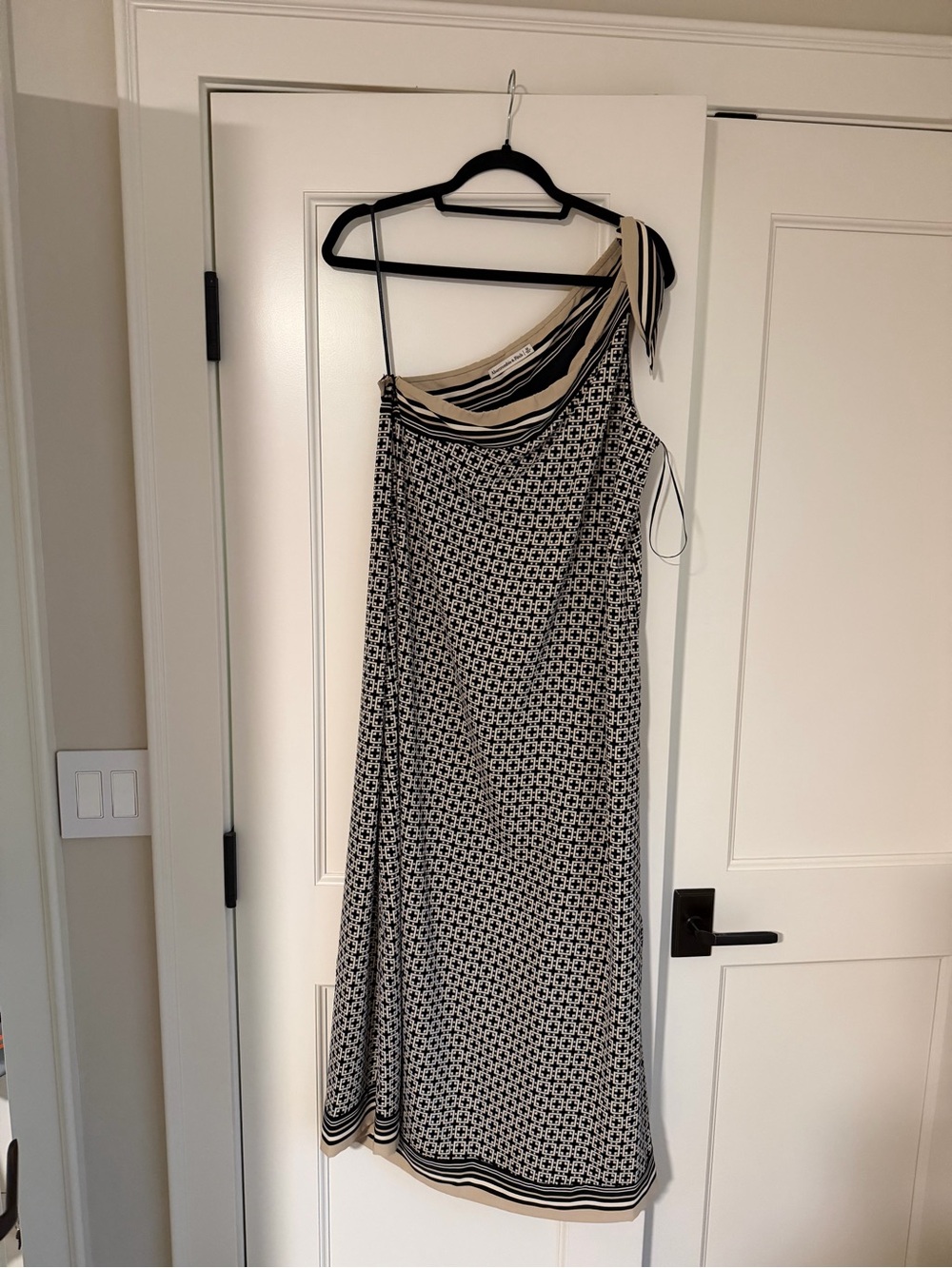 Abercrombie & Fitch Black and Cream One-Shoulder Printed Dress